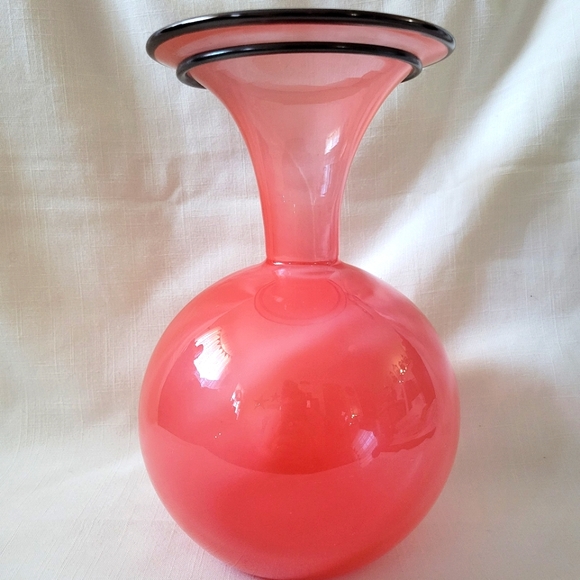 Hand-blown Beautiful Grapefruit Pink Glass Vase - Picture 2 of 14